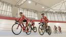 Sejumlah atlet balap sepeda saat menggelar latihan di Jakarta Internasional Velodrome, Jakarta, Selasa (31/7/2018). Menpora berharap para atlet dapat berprestasi di Asian Games 2018. (Bola.com/M Iqbal Ichsan)
