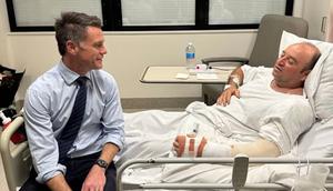 Perdana Menteri Negara Bagian New South Wales Chris Minns berbincang dengan Ahmed al Ahmed, pria muslim yang melucuti senjata salah satu pelaku penembakan Bondi Beach pada Minggu (14/12/2025). (Dok. Facebook/Chris Minns)