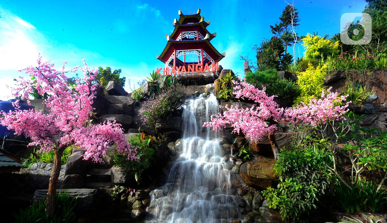 Suasana tempat wisata yang Instagrammable di kawasan Puncak Dua, Sukamakmur, Bogor, Jumat (6/1/2023). Meski kawasan Puncak Dua belum dikembangkan secara maksimal oleh Pemkab Bogor dan pemerintah pusat, warga seputar Jabodetabek dan Cianjur tetap antusias mengunjungi kawasan ini sebagai tempat wisata alternatif selain kawasan Puncak dan sekitarnya yang selalu didominasi kemacetan lalu lintas. (merdeka.com/Arie Basuki)