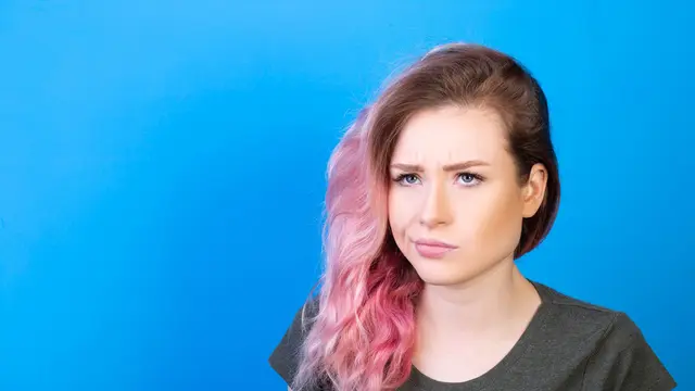 Langkah Pencegahan Sebelum dan Sesudah Mewarnai Rambut [Dok/freepik.com]