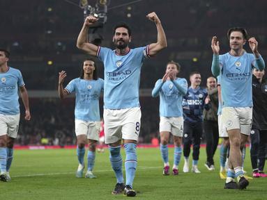 Pemain Manchester City merayakan kemenangan timnya setelah berhasil mengalahkan Arsenal dengan skor 3-1 pada laga pekan ke-23 Liga Inggris 2022/2023 yang berlangsung di Emirates Stadium, London, Kamis (16/02/2023) WIB. Kemenangan tersebut berhasil membuat The Cityzens memuncaki klasemen liga dengan raihan 51 poin. (AP Photo/Kin Cheung)