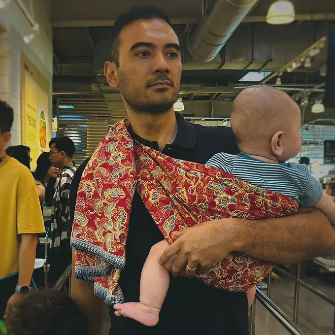 Pesona Hot Daddy Ario Bayu Momong Anak dengan Kain Jarik, Ini Makna Kain yang Dipakai