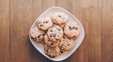 006779900_1589446168-cookies-on-square-white-ceramic-plate-890577