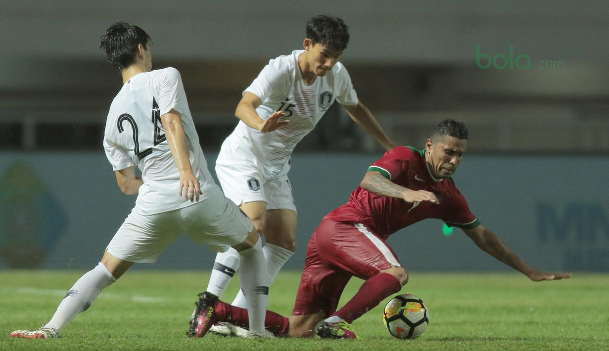 Pemain Timnas Indonesia, Alberto Goncalves (kanan) berusaha melewati adangan pemain Korea Selatan U-23 pada laga uji coba di Stadion Pakansari, Bogor, (23/6/2018).  Indonesia U-23 kalah 1-2 dari Korea U-23. (Bola.com/Nick Hanoatubun)
