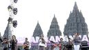 Trio Rida Sita Dewi (RSD) saat tampil di atas panggung Prambanan Jazz Festival 2019 di Pelataran Candi Prambanan, Yogyakarta, Sabtu (6/7/2019). Trio RSD tampil memukau membawakan delapan lagu andalan dari empat album sejak 1994. (Fimela.com/Bambang E.Ros)
