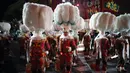 Para penari menari saat upacara pembukaan Karnaval Nice di Nice, Prancis, 11 Februari 2022. Tema karnaval edisi ke-149 kali ini adalah Raja Hewan. (AP Photo/Daniel Cole)