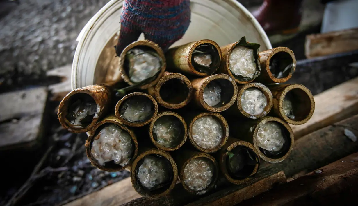 Saat ini, banyak rak-rak di supermarket dan toko-toko kelontong kecil yang kosong melompong, dan beras produksi lokal dengan kemasan ukuran 5 kg dan 10 kg langsung diserbu pembeli begitu stok baru masuk.  (AP Photo/Joshua Paul, File)