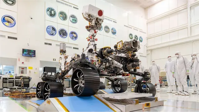 Pesawat penjelajah Perseverance dari Mars yang baru kembali mendarat di Bumi.