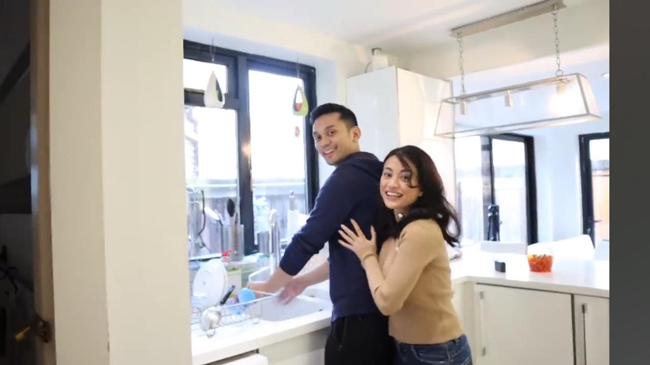 Ingat Angie Virgin? Lama Menetap di London, Intip 5 Potret Dapur di Rumah Mungil yang Sudah Dibangun Sejak 1920