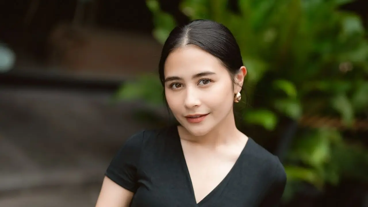 6 Potret Tampilan Terkini Prilly Latuconsina Usai Turun 10 Kg, Pamer Tubuh Langsing dengan Crop Top hingga Dress
