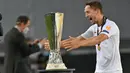 Penyerang Sevilla, Luuk de merayakan kemenangan menjadi juara Liga Europa setelah mengalahkan Inter Milan pada pertandingan final di Stadion Rhein Energie, Sabtu (22/8/2020) dini hari. Sevilla menjadi juara Liga Europa setelah menang dengan skor 3-2. (AP Photo/Martin Meissner, Pool)