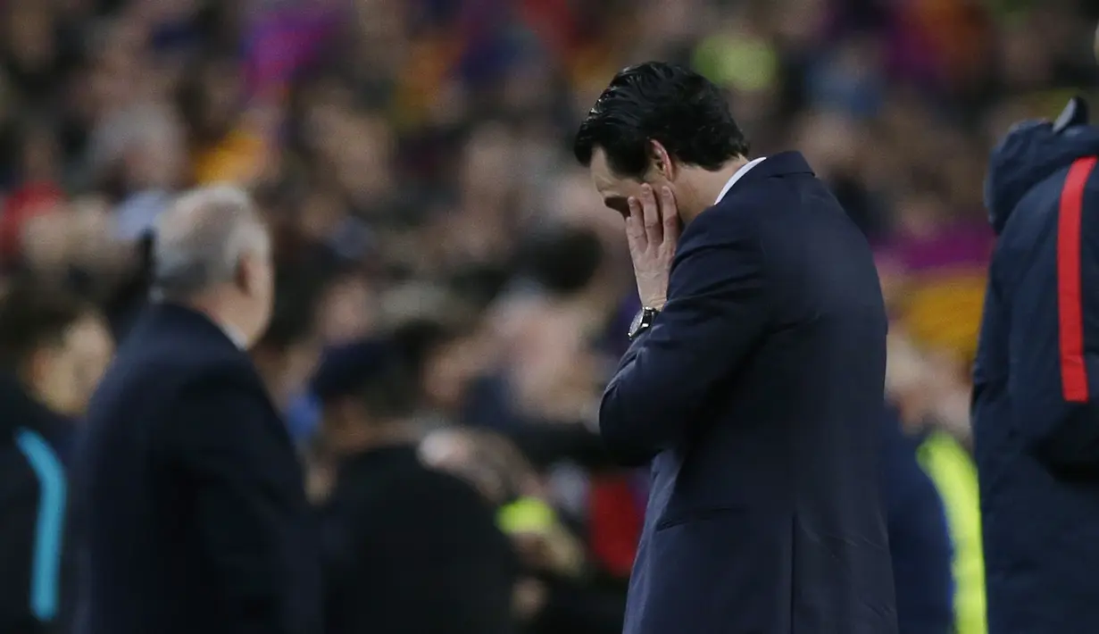 Pelatih PSG, Unai Emery  tertunduk seakan tak percaya timnya kalah telak dari Barcelona pada leg kedua Babak 16 Besar Liga Champions di Camp Nou stadium, Barcelona, (8/3/2017). Barcelona menang 6-1. (AP/Emilio Morenatti)