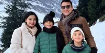 Titi Kamal bersama suaminya, Christian Sugiono mengajak kedua putranya liburan akhir tahun ke Swiss. Keluarga ini tampak menikmati hamparan salju yang indah di negara tersebut. [@titi_kamall]