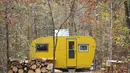 Camp Grits Solar Yellow Camper di Tennessee cocok buat kamu yang cari ketenangan. Bebas dari sinyal internet, kamu bisa berkemah dengan santai di tengah hutan Tennessee yang sejuk. (airbnb)