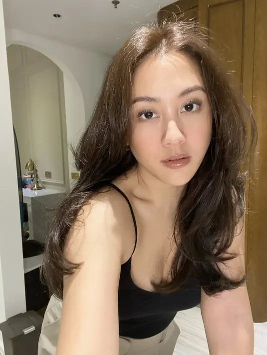 Kali ini ia tampil memperlihatkan makeup yang begitu minimalis. [Foto: Instagram/ Sherina]