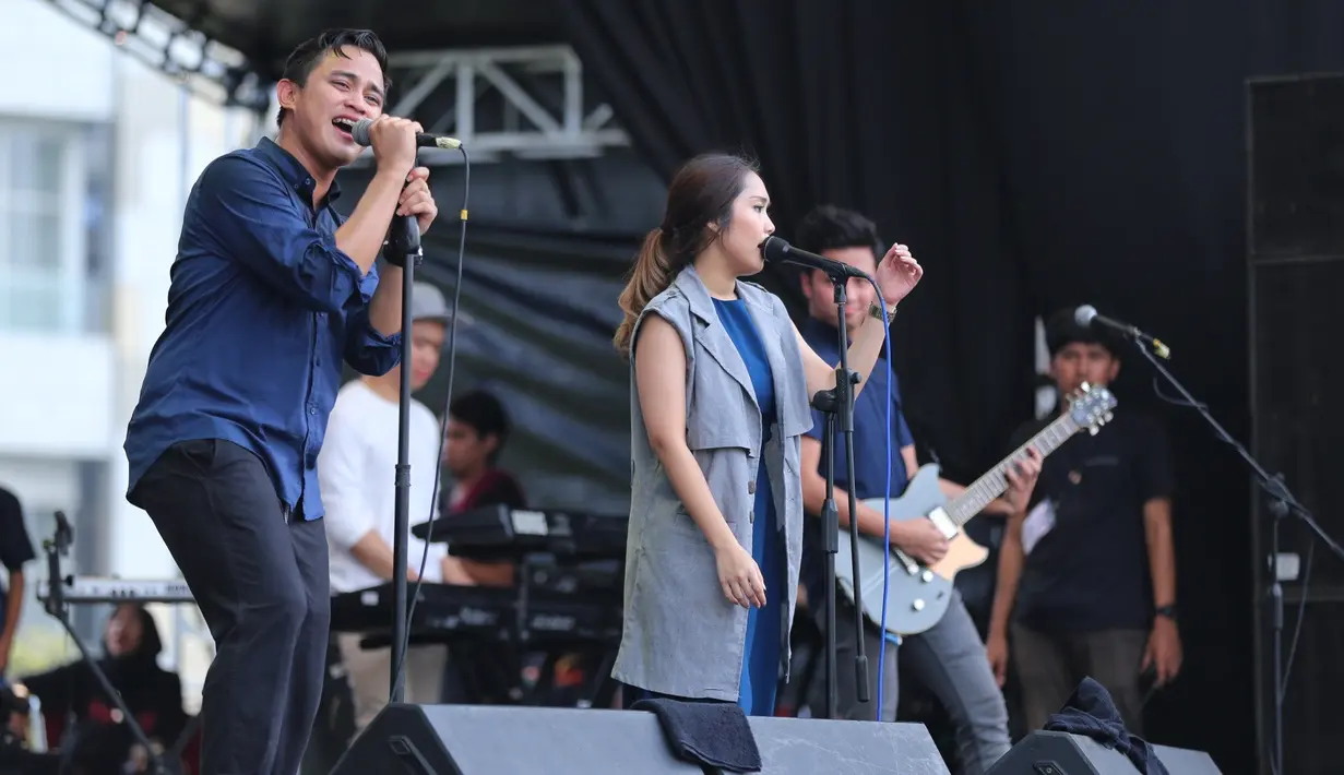 Lantaran mereka membawakan lagu-lagu bertema cinta yang dikemas ceria khas anak muda seperti Sama-sama Tahu, Selalu Dihati, dan Mata ke Hati yang sudah familiar di telinga penikmat musik tanah air. (Adrian Putra/Bintang.com)