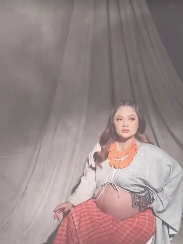 8 Potret Siti Bardiah dan Krisjiana saat Jalani Maternity Shoot, Tampil Mesra