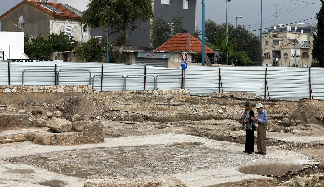 Pengunjung saat melihat bangunan - bangunan sebuah peradaban pada 1.700 tahun yang lalu di Tel Aviv, Israel, Senin (16/11/2015). Lokasi ini sebelumnya dijadikan Vila orang warga setempat. (REUTERS/Nir Elias)