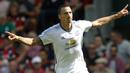 Striker Manchester United, Zlatan Ibrahimovic, merayakan gol yang dicetak ke gawang Bournemouth pada laga Liga Premier Inggris di Stadion Vitality, Bournemouth, Inggris, Minggu (14/8/2016). MU menang 3-1 atas Bournemouth. (Reuters/Andrew Couldridge)
