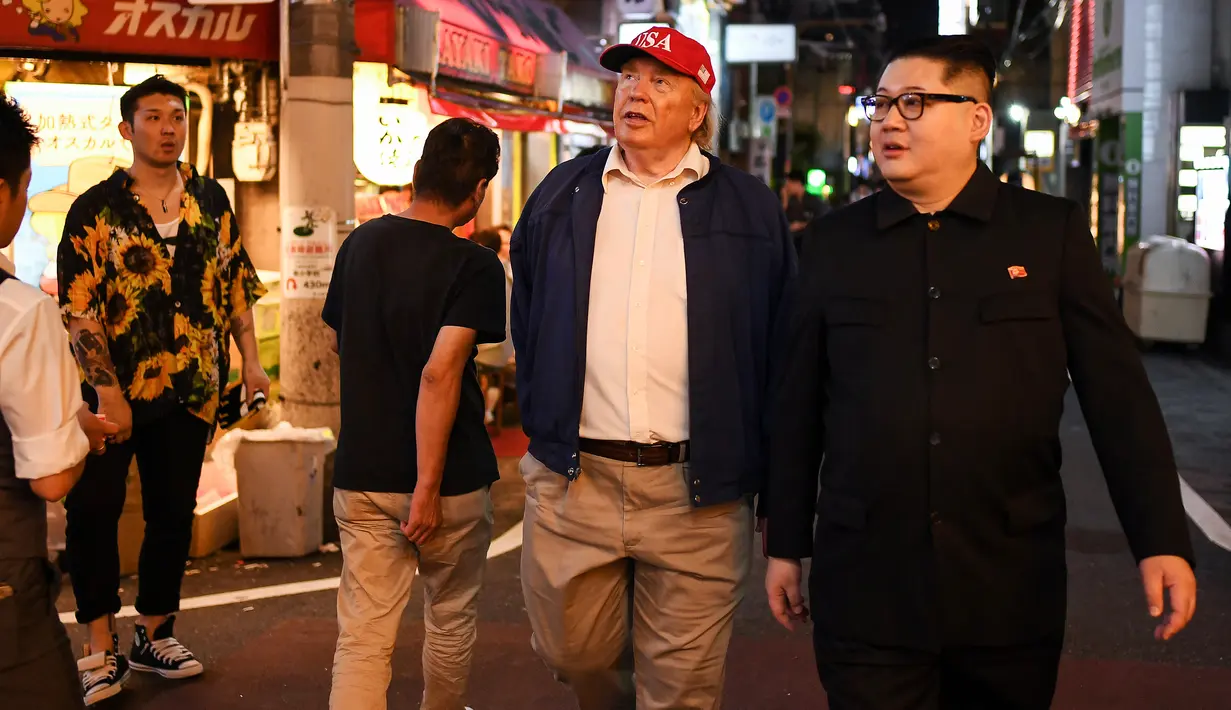 Peniru pemimpin Korea Utara, Kim Jong-un dan peniru Presiden AS, Donald Trump berjalan-jalan selama gelaran KTT G20 di Osaka, Jepang, Jumat (28/6/2019). Sejumlah pemimpin dunia berkumpul dalam KTT G20 yang berlangsung dua hari di Osaka. (Charly TRIBALLEAU/AFP)