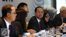 Dirut PT BJBR, Ahmad Irfan (tengah) mengumumkan Bank BJB pada Triwulan II tahun 2016 ini berhasil meraih nilai laba bersih sebesar Rp 905 miliar atau meningkat 56,3 persen (YoY), Jakarta, Kamis (28/7). (Liputan6.com/Angga Yuniar)
