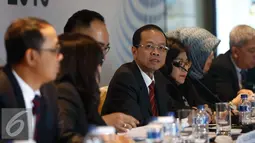 Dirut PT BJBR, Ahmad Irfan (tengah) mengumumkan Bank BJB pada Triwulan II tahun 2016 ini berhasil meraih nilai laba bersih sebesar Rp 905 miliar atau meningkat 56,3 persen (YoY), Jakarta, Kamis (28/7). (Liputan6.com/Angga Yuniar)