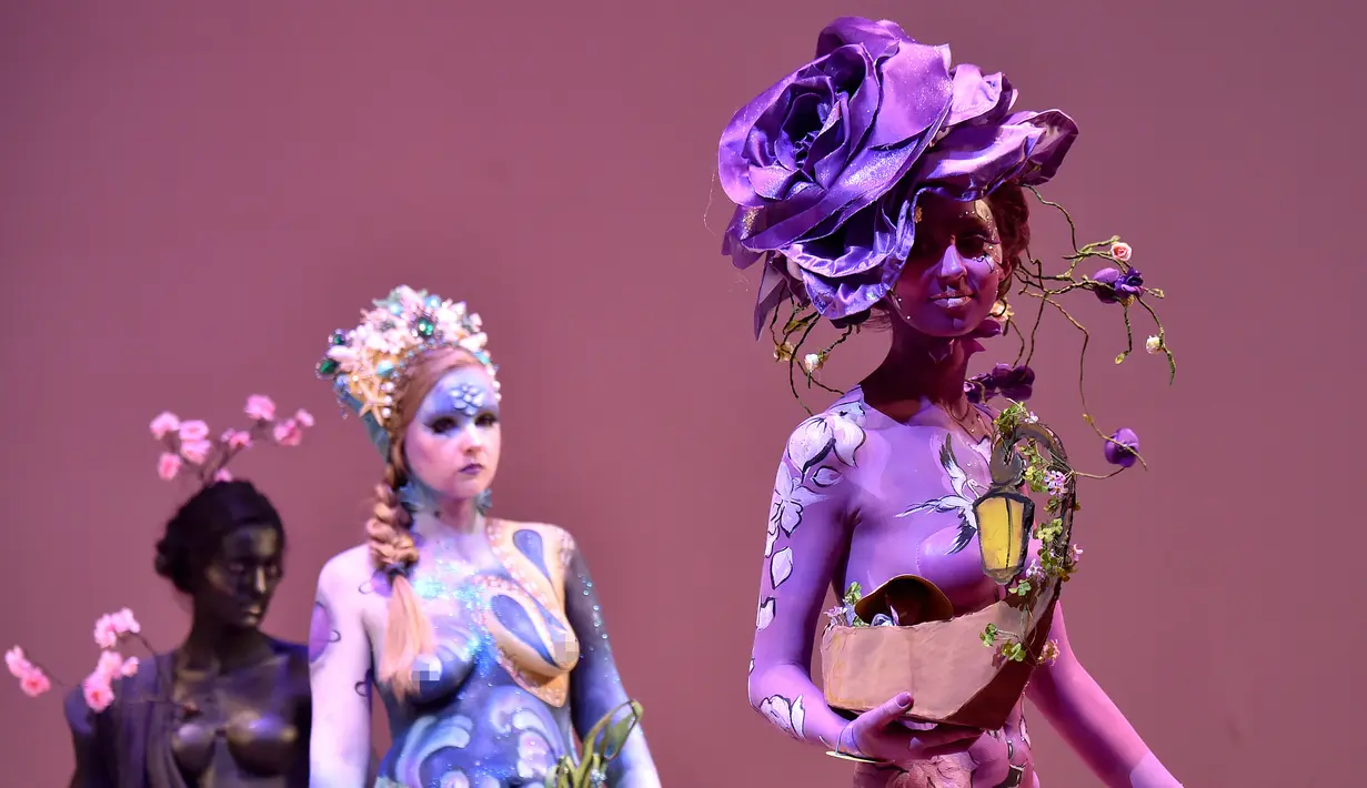 Model berjalan diatas panggung saat mengikuti  kompetisi seni tubuh di International "Crystal Angel" Festival of Hairdressing ke-15 di Kiev (22/4). (AFP/Sergei Supinsky)