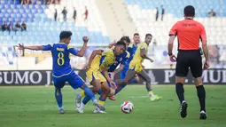 Pemain Persib Bandung, Beckham Putra, berusaha melewati pemain Arema FC pada laga pekan keenam BRI Super League 2025/2026 di Stadion Kanjuruhan, Kabupaten Malang, Senin (22/9/2025) sore WIB. (Bola.com/Iwan Setiawan)
