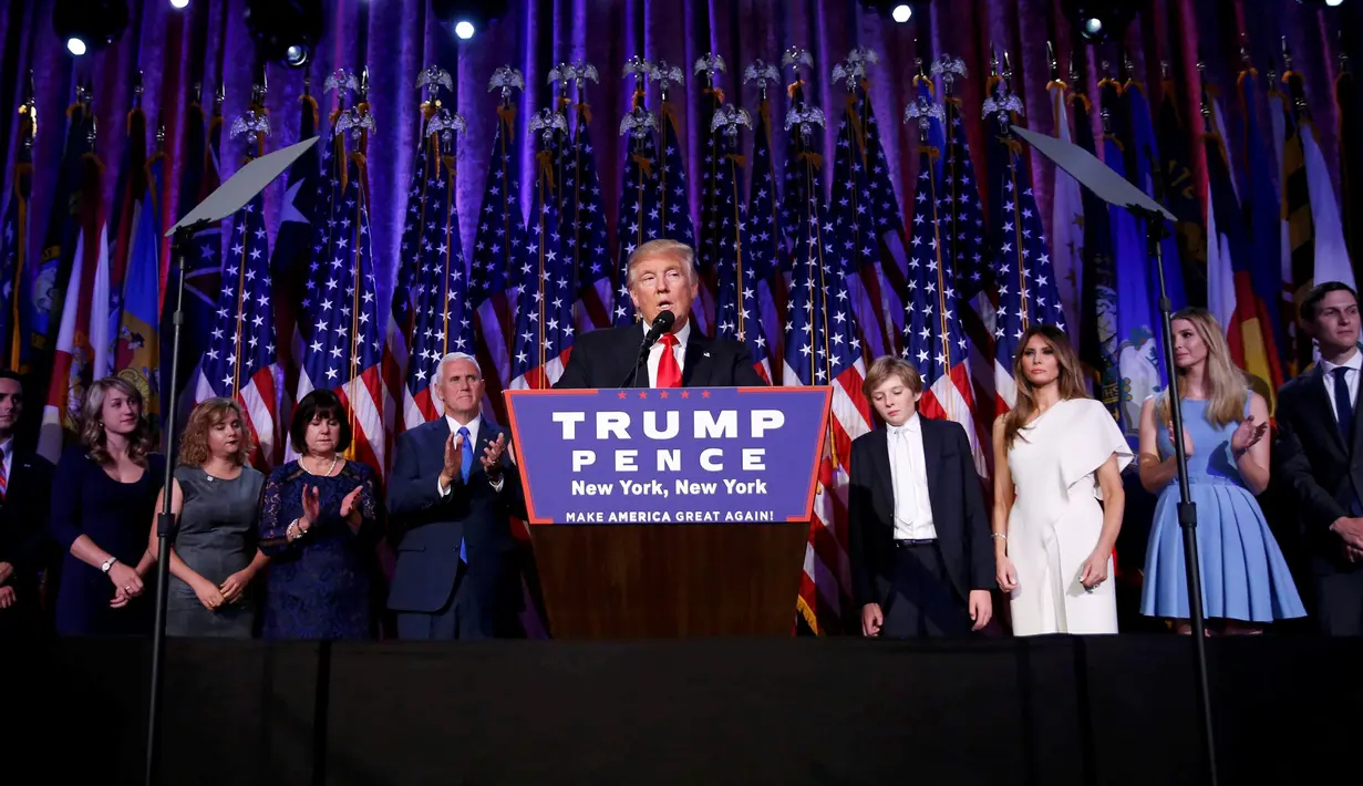 Presiden ke-45 AS Donald Trump didampingi keluarga menyampaikan pidato kemenangan di hadapan para pendukungnya di Manhattan, New York Rabu (9/11). Trump unggul cukup jauh atas pesaingnya dari Partai Demokrat, Hillary Clinton. (REUTERS/Brendan McDermid)