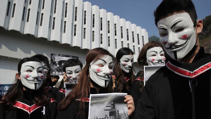Mahasiswa mengenakan topeng Guy Fawkes selama aksi protes sebelum upacara kelulusan mereka di Chinese University of Hong Kong, Hong Kong, Kamis (7/11/2019). Sekitar seribu mahasiswa mengabaikan larangan mengenakan topeng yang dikeluarkan pemerintah pada Oktober 2019. (AP/Kin Cheung)