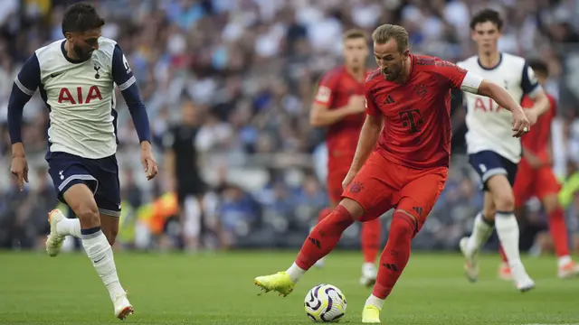 Foto: Harry Kane Bawa Pulang Trofi dari Markas Tottenham Hotspur