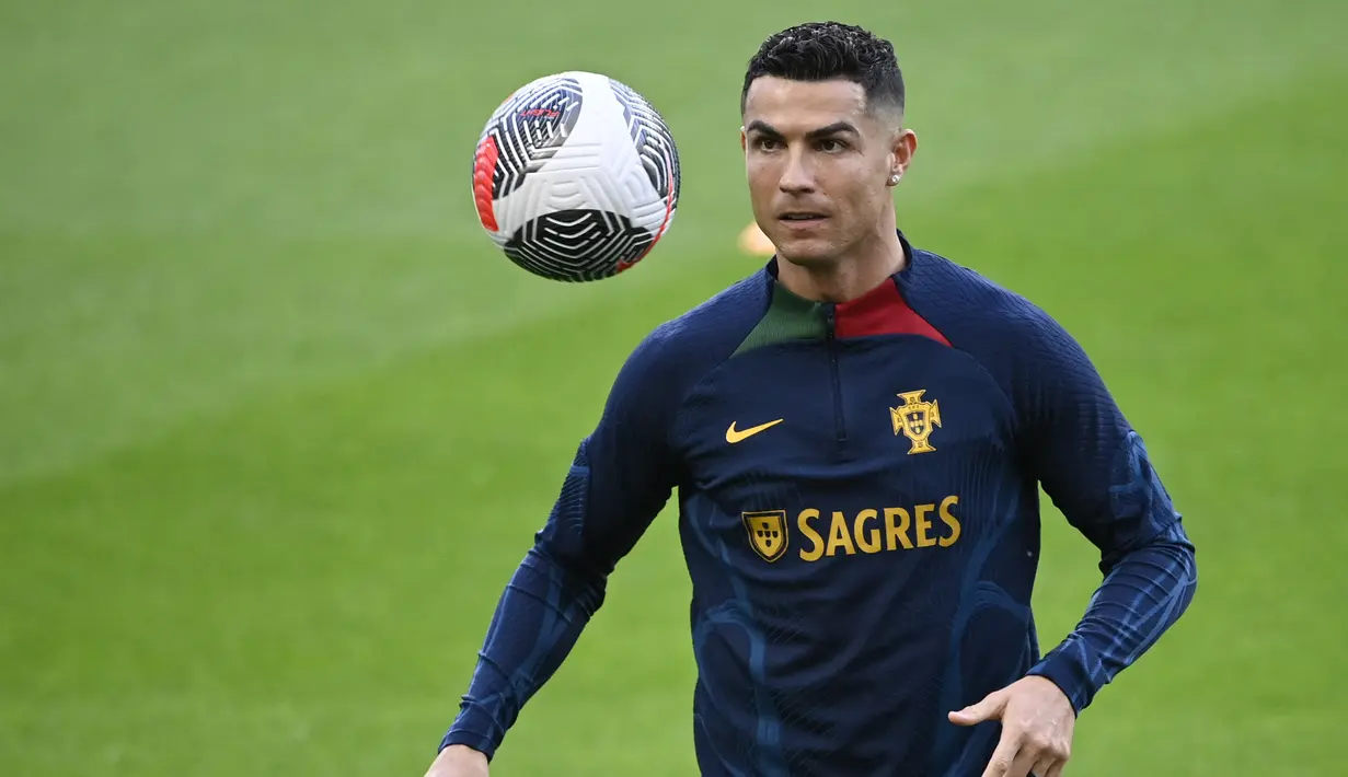 Penyerang Portugal Cristiano Ronaldo menghadiri sesi latihan menjelang matchday ketujuh Kualifikasi EURO 2024 Grup J, di stadion Dragao di Porto, 12 Oktober 2023. (MIGUEL RIOPA / AFP)