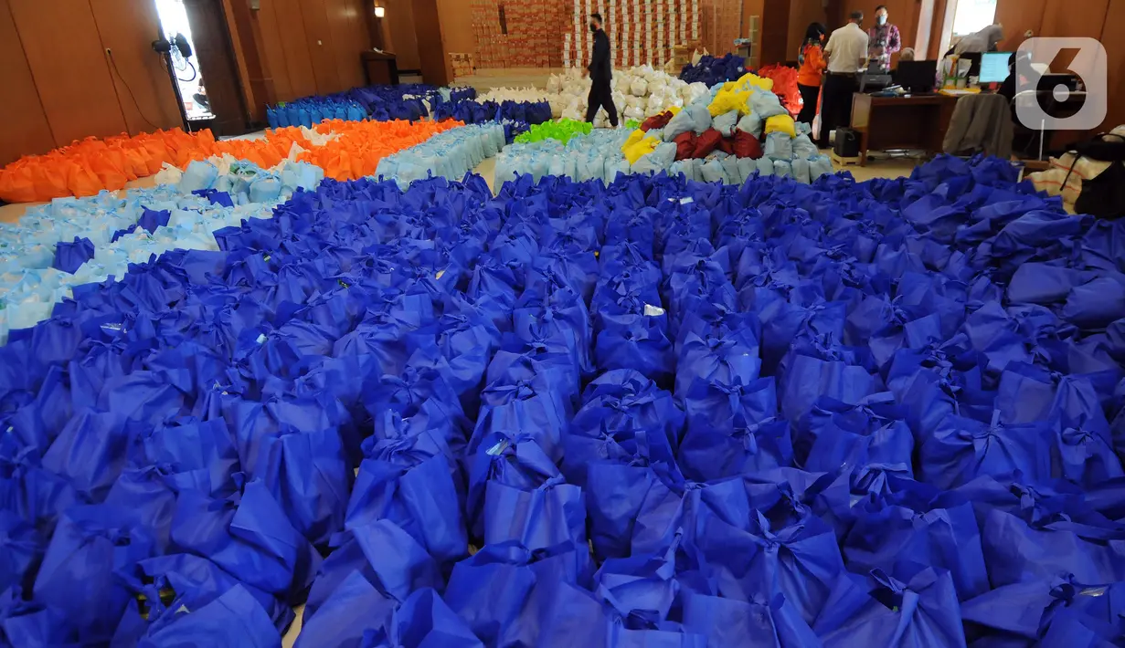 Deretan bansos berupa bahan pangan siap untuk didistribusikan kepada warga terpapar COVID-19 yang menjalani isolasi mandiri di rumah di Gedung Wanita, Kota Bogor, Jumat (9/7/2021). Bansos berasal dari sumbangan instansi pemerintah dan swasta, pegawai negeri dan perorangan. (merdeka.com/Arie Basuki)