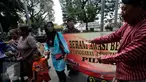Petugas Panwas Kota Yogyakarta membagikan stiker saat sosialisasi pilkada bebas uang politik di kawasan Titik Nol Kilometer, Senin (1/8). Kegiatan tersebut untuk mensosialisasikan pelaksanaan pilkada serentak 2017 mendatang. (Liputan6.com/Boy Harjanto)