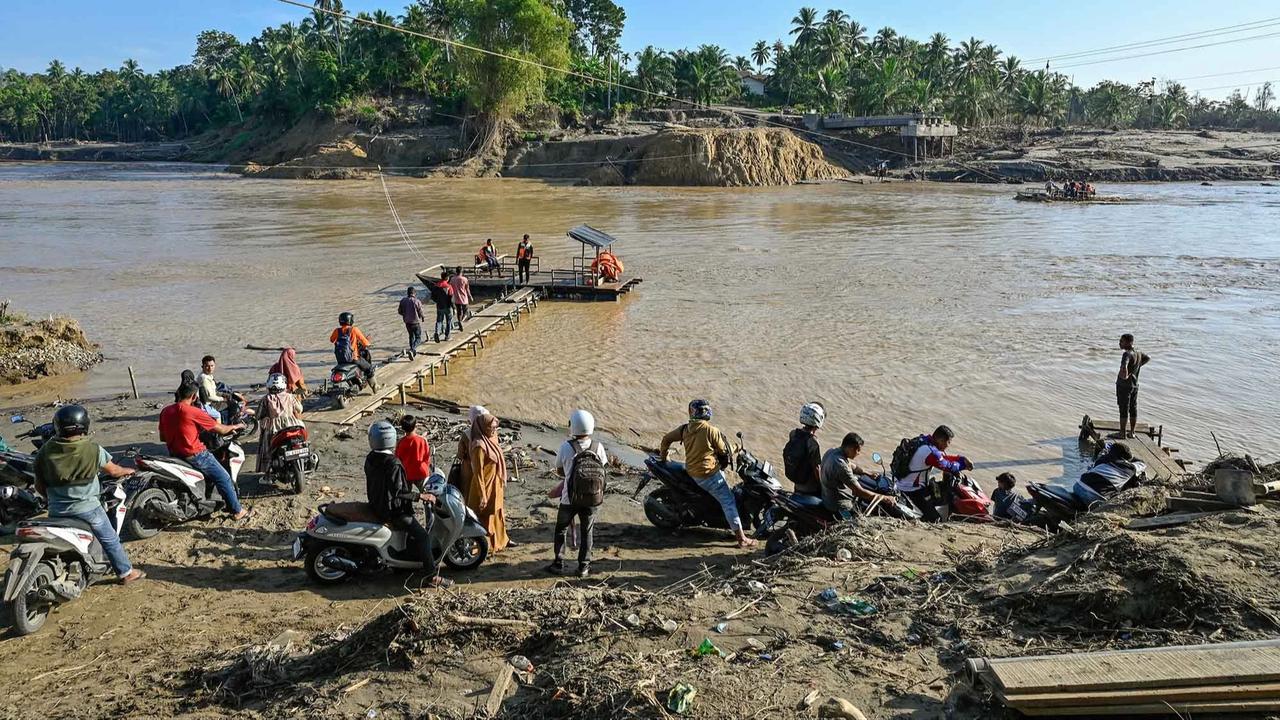 FOTO: Rakit Mandiri Jadi Akses Warga Pasca Putusnya Jembatan Ulee Jalan