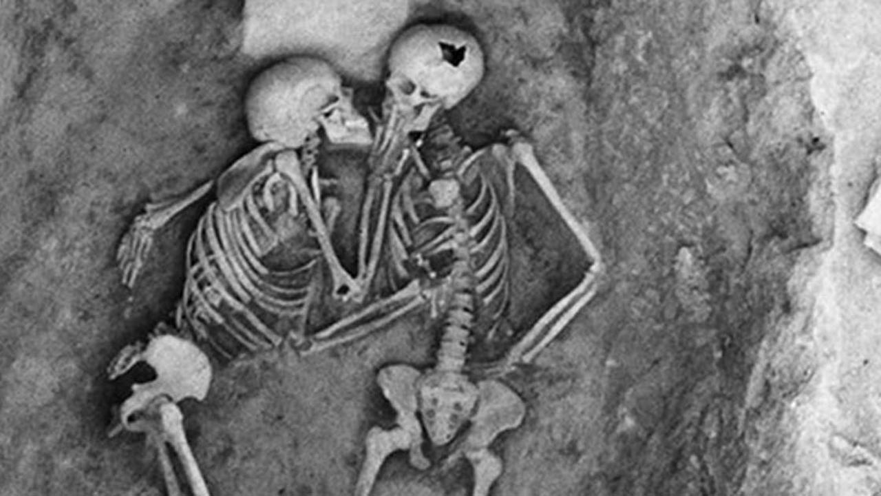 Simbol Cinta Abadi, 2 Kerangka Beciuman Selama 2.800 Tahun