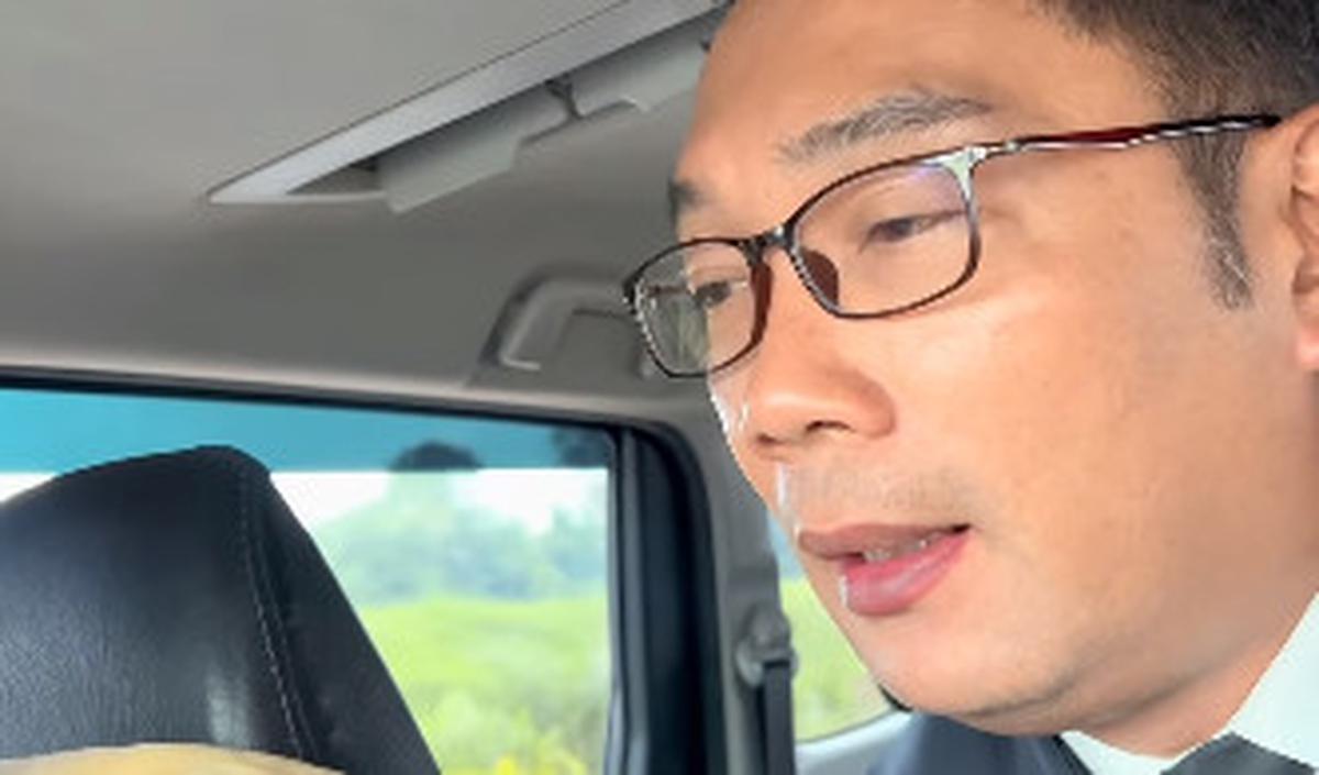 Sembari berbincang, sang sopir lantas terhubung via telepon dengan sang istri.
