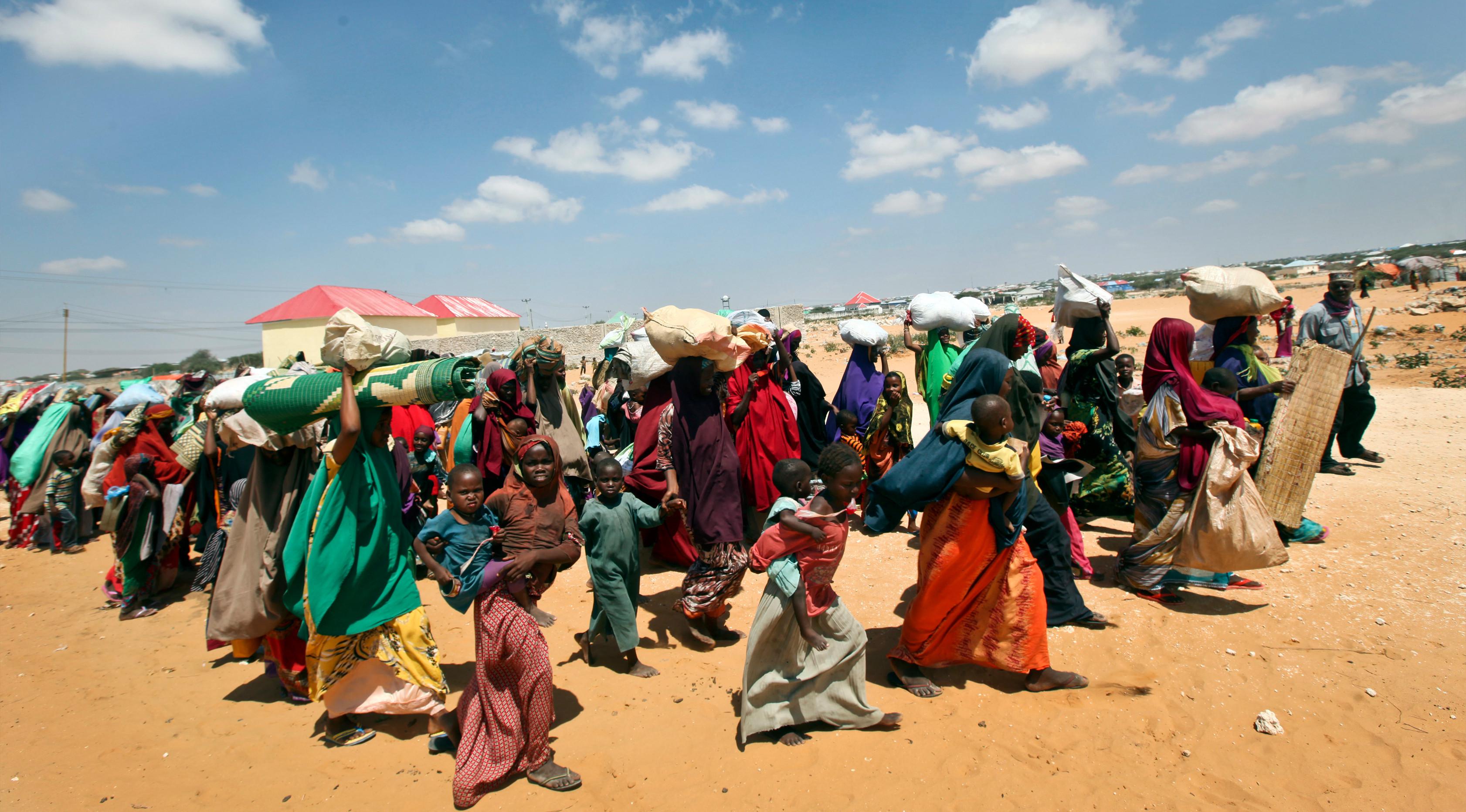 Warga Somalia mengungsi akibat kekeringan yang melanda kawasannya di daerah Tabelaha di pinggiran Mogadishu, Somalia (30/3). Dalam 25 tahun terakhir negara tersebut telah menghadapi bencana kelaparan ketiga. (AP Photo/Farah Abdi Warsameh)