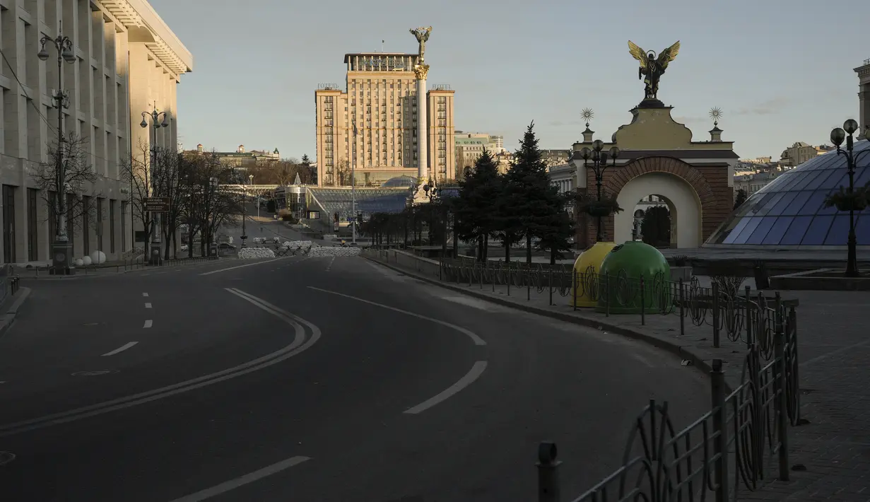 Sebuah jalan sepi ketika pihak berwenang mengumumkan jam malam 35 jam di ibu kota Ukraina, di pusat kota Kiev, Rabu (16/3/2022). Wali Kota Kiev, Vitali Klitschko, mengatakan jam malam diberlakukan selama 35 jam mulai Selasa pukul 20.00 hingga Kamis (17/3) pukul 07.00. (AP Photo/Vadim Ghirda)