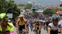 Pebalap sepeda saat start ulang di Titik Nol Kilometer Painan saat Etape 1 Tour de Singkarak 2015. Sabtu (3/10/2015). (Bola.com/Arief Bagus)
