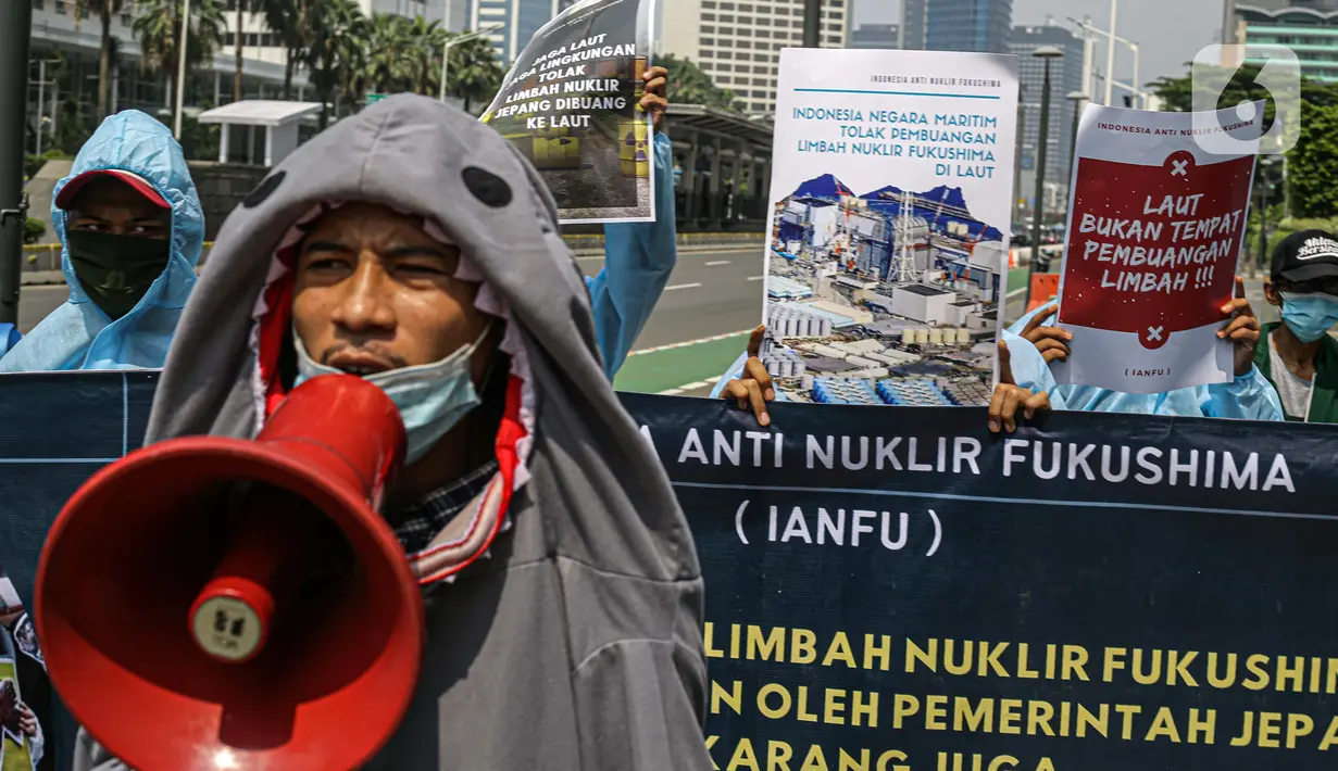 Massa Indonesia Anti Nuklir Fukushima menggelar aksi di depan Kedutaan Besar Jepang, Jakarta, Selasa (8/6/2021). Aksi yang sekaligus memperingati Hari Laut Sedunia ini menolak pembuangan limbah nuklir Fukushima di lautan yang akan dilakukan oleh pemerintah Jepang. (Liputan6.com/Faizal Fanani)