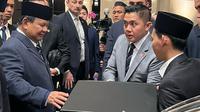 Penyerahan karya kaligrafi diaspora NU di Turki oleh Ketua Tanfidziyah PCINU Turki Moh Munirudin ke Presiden Prabowo Subianto. (Dok. PCINU Turki)
