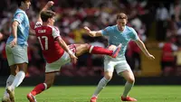Pemain Arsenal Christos Tzolis (tengah) dan pemain Manchester City Elliot Anderson (kanan) berebut bola dalam laga final FA Community Shield antara Arsenal vs Manchester City di Cardiff, Wales, Minggu, 16 Agustus 2026. (AP Photo/Alastair Grant)