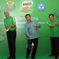 Presiden Direktur PT Nestle Indonesia Rashid Qureshi (kiri), Menpora Imam Nahrawi (tengah), Wasekjen PP PBSI Achmad Budiharto (kanan) dalam pembukaan MILO School Competition 2015 di Jakarta, Jumat (20/8/2015). (Liputan6.com/Helmi Afandi)