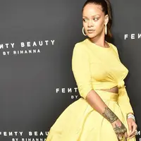 Sangat kreatif, seorang pria hidupkan pakaian seleb Hollywood memakai barang rumahan. (Sumber foto: _emilife/instagram)