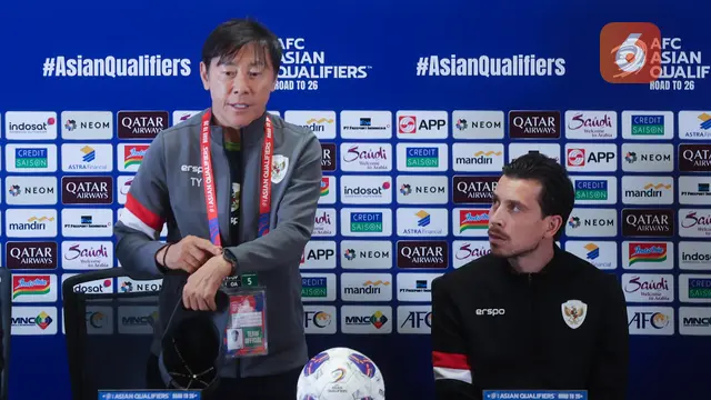 Foto: Beda Ekspresi Shin Tae-yong dan Thom Haye saat Jumpa Pers Timnas Indonesia Jelang Menghadapi Arab Saudi