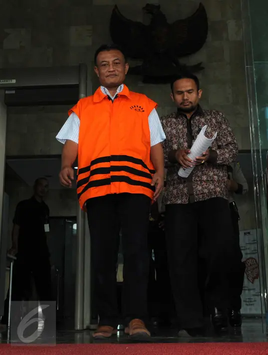 Pengacara Awang Lazuardi dikawal petugas berjalan keluar Gedung KPK, Jakarta, Jumat (26/2). Awang menjalani pemeriksaan sebagai tersangka kasus dugaan suap terhadap pegawai MA untuk penundaan pengiriman salinan putusan kasasi. (Liputan6.com/Helmi Afandi)