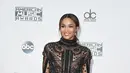 Musisi cantik Ciara tampil elegan dalam balutan gaun hitam karya Reem Acra. Pelantun ‘I Bet’ ini pun terlihat seksi dengan desain gabungan serta bahan sheer. (AFP/Bintang.com)