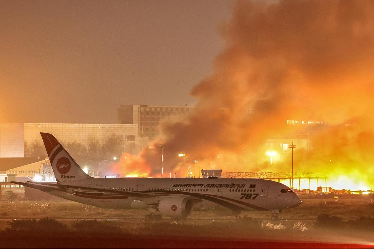 FOTO: Kebakaran Dahsyat Lumpuhkan Bandara Internasional Dhaka, Seluruh Penerbangan Dibatalkan