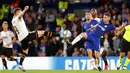 Gelandang Chelsea, Jorginho, berebut bola dengan pemain Valencia, Kevin Gameiro, pada laga Liga Champions di Stadion Stamford Bridge, Selasa (17/9/2019). Chelsea takluk 0-1 dari Valencia. (AP/Frank Augstein)